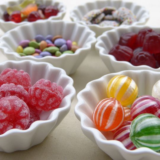 フランスのおしゃれで美味しいコンフィズリーをお取り寄せ！ギモーヴ、ベルリンゴ、カリソン、マシュマロ、プラリネ、ロリポップ、キャラメル、パスティーユ、フルーツペースト、チョコレート菓子など、豊富な品揃え。贈り物や自分へのご褒美に最適！キャンディ