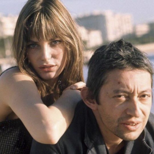 ジェーン・バーキンとセルジュ・ゲンズブールの愛と芸術の物語。彼らの関係、ジェーン・バーキンのファッションアイコンとしての輝き、若き日の彼女のキャリア、映画作品の魅力、そして娘であるシャルロット・ゲンズブールの才能に焦点を当て、日本での彼らの人気と影響を探ります。