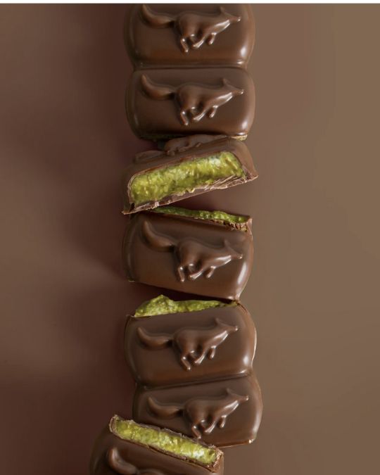 ヤン・クヴルーのドバイチョコレートバーとギモーヴキャラメル。上品な甘さと贅沢な味わいで、ギフトにも自分へのご褒美にも最適。