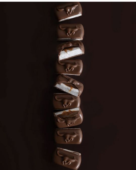 濃厚なショコラとふんわりギモーヴの2種類。パリの人気パティシエ、ヤン・クヴルーが手掛ける洗練されたスイーツバー。