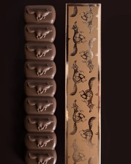 キャラメルがとろけるギモーヴバーと、深みあるドバイショコラ。素材の良さと上質な香りが広がる贅沢なスイーツ。