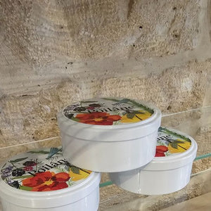  ポワランのビスケットは、フランスの伝統的な味わいとクオリティを日本に届けます。厳選された素材で作られ、手作りの風味が楽しめます。バターの豊かな風味とサクサクした食感が特長で、一口食べればやみつきになること間違いありません。お茶の時間や特別な日のおもてなしに最適です。ポワランのビスケットは、フランスの伝統と熟練の技術が凝縮された、贅沢な一品です。素晴らしい味わいと贅沢な体験をお楽しみください。