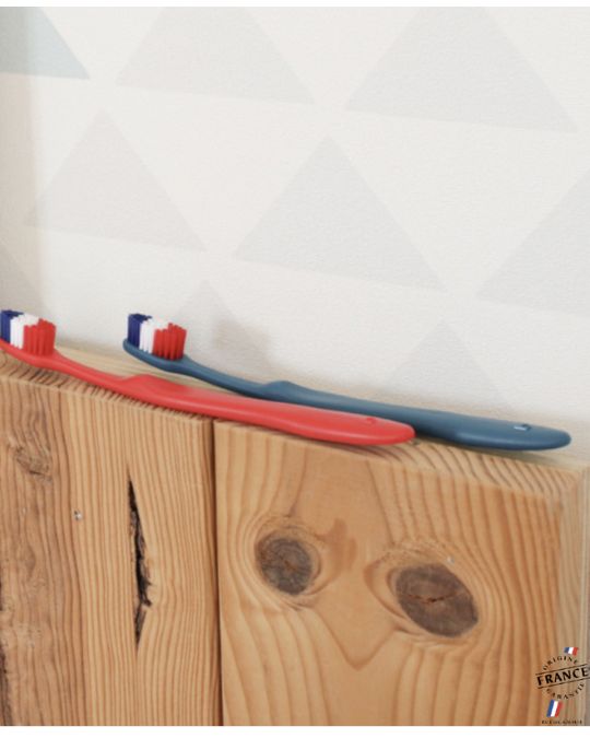 フランス製トリコロール歯ブラシ。植物性毛で歯垢をやさしく除去。