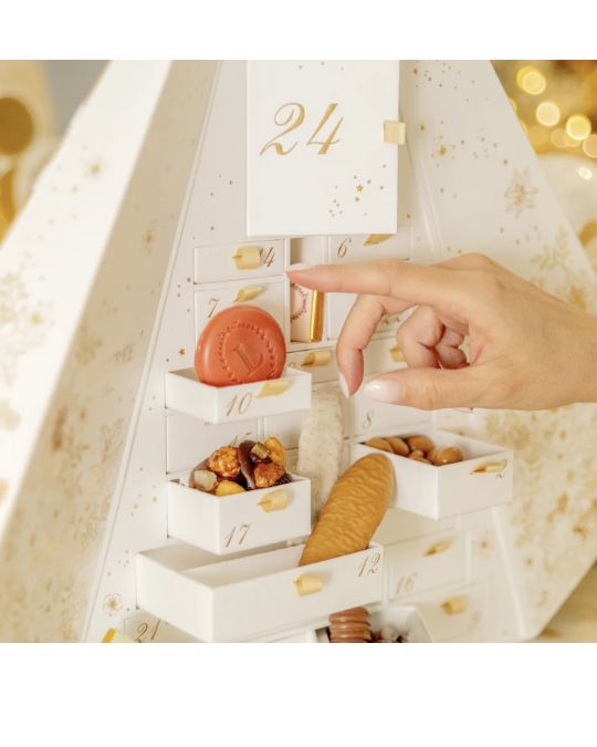 ラデュレ本店が贈る「ラデュレ アドベントカレンダー2025」。フランス限定のコンフィズリーやラデュレスミレの砂糖漬けが毎日を彩る、特別なホリデーギフト。