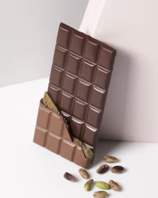 ジャック・ジュナン（Jacques Genin）はフランスを代表するチョコレート職人。高品質な素材を使った繊細な味わいが特徴で、通販でも購入可能。女性への贈り物として人気が高く、特別な日のギフトに最適な一品です。