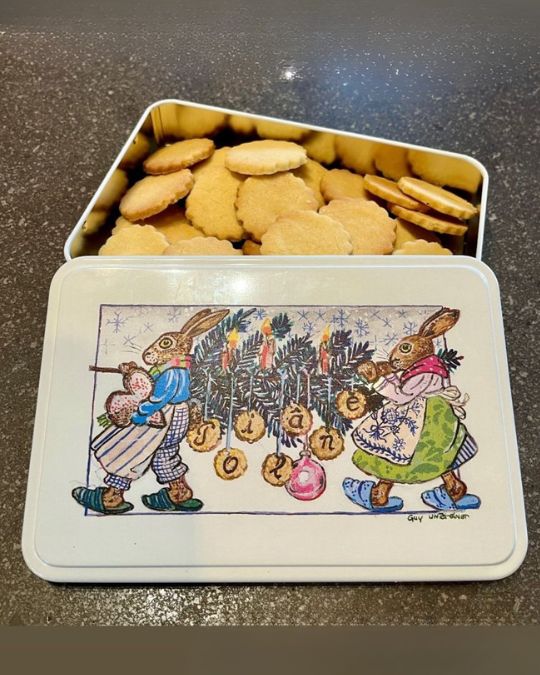 パリ名門ポワラーヌのピュニッション200g。アーティストGuy Untereinerデザインのうさぎ柄クリスマス限定メタルボックス。数量限定でギフトに最適。