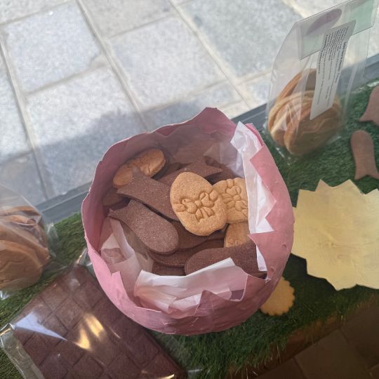 ポワラーヌのイースターショコラ。伝統のビスケットと濃厚なチョコレートが絶妙にマッチ。春の喜びを感じる贅沢な一品。
