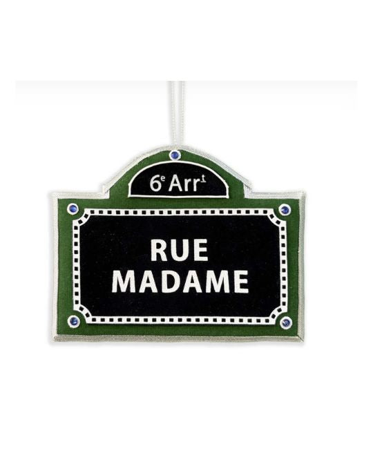 Tour Eiffel、Métropolitain などパリを象徴するモチーフ満載。マラン・モンタギュのクリスマス装飾で華やかな季節を演出。