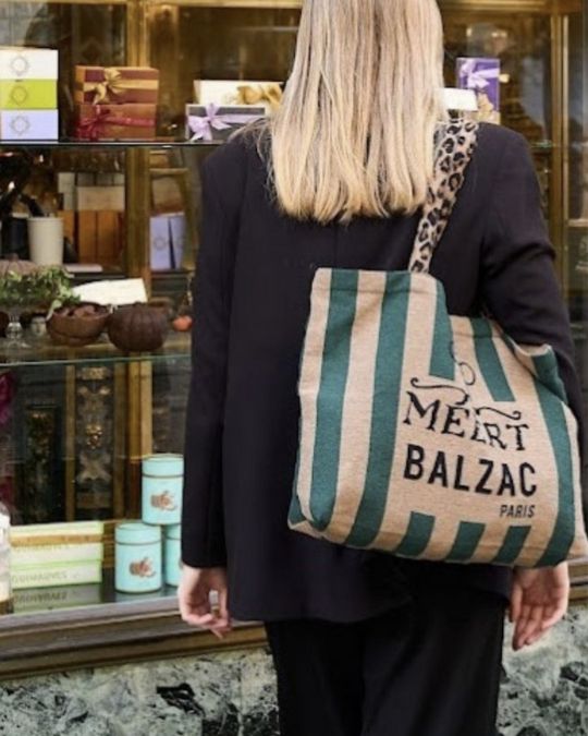 北フランスの伝統が息づくエレガントなコラボバッグ。