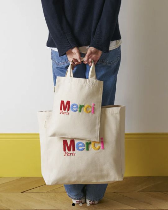 Merciのトートバッグは、サステナブル素材と洗練デザインで心地よく使えます。