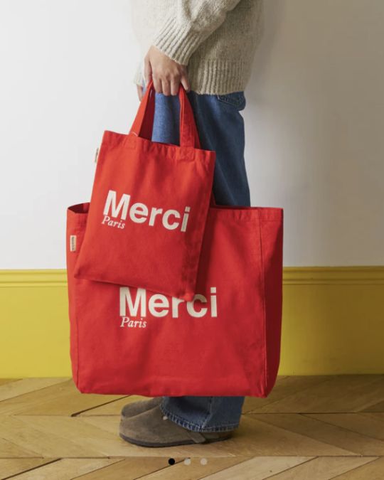 厚手コットンで安心。Merciのトートはミニもグランも機能的でスタイルに合う。