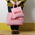 パリ発「Merci」の厚手トートバッグ。2サイズ展開で毎日にぴったり。エコでおしゃれ。