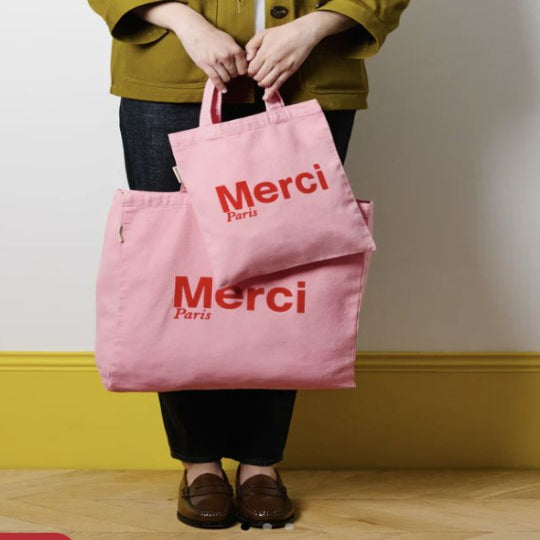 パリ発「Merci」の厚手トートバッグ。2サイズ展開で毎日にぴったり。エコでおしゃれ。