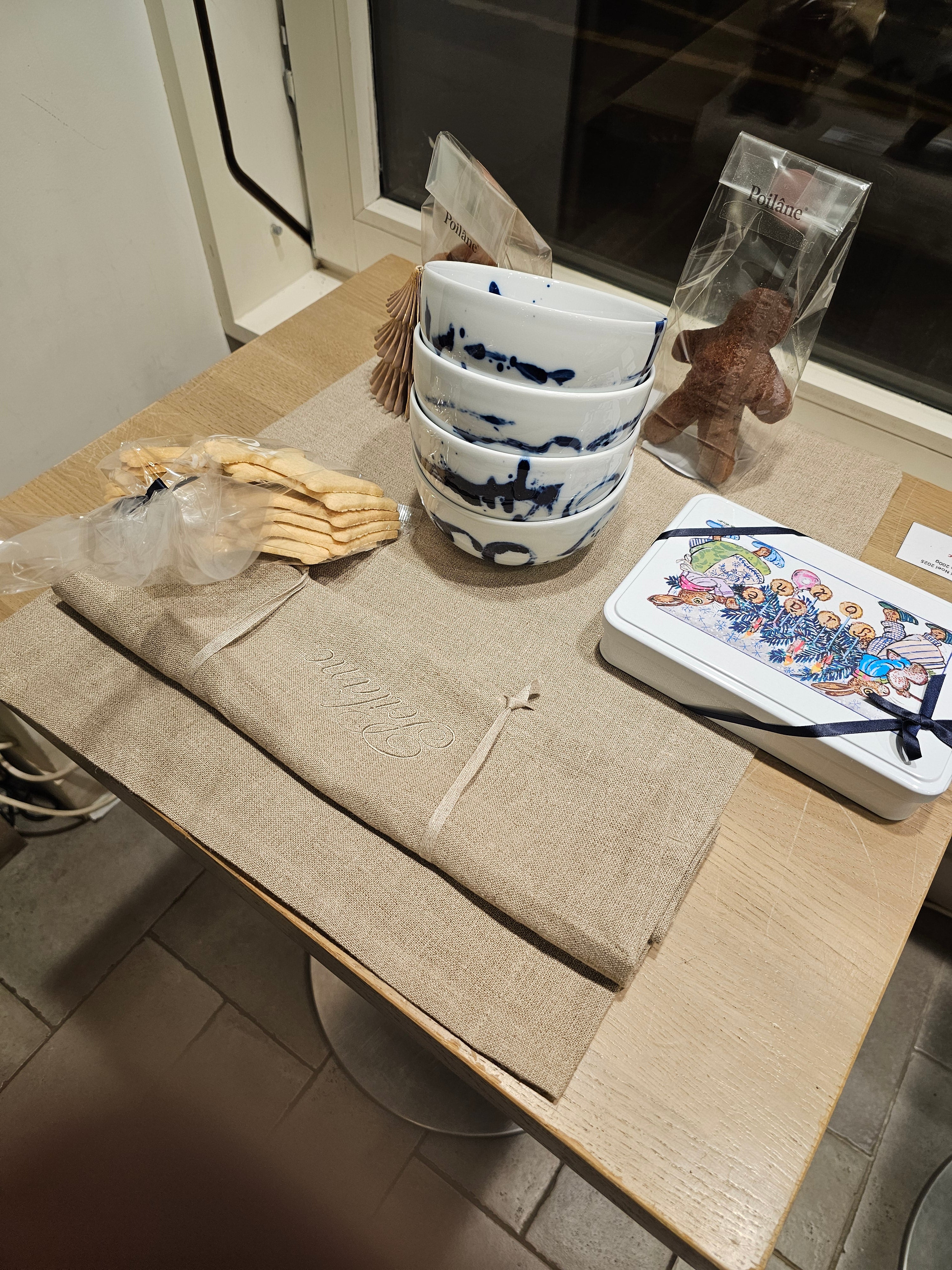 ポワラーヌのリネン製テーブルランナーで、パリらしい上質さと自然な美しさを食卓に添えるアイテムです。