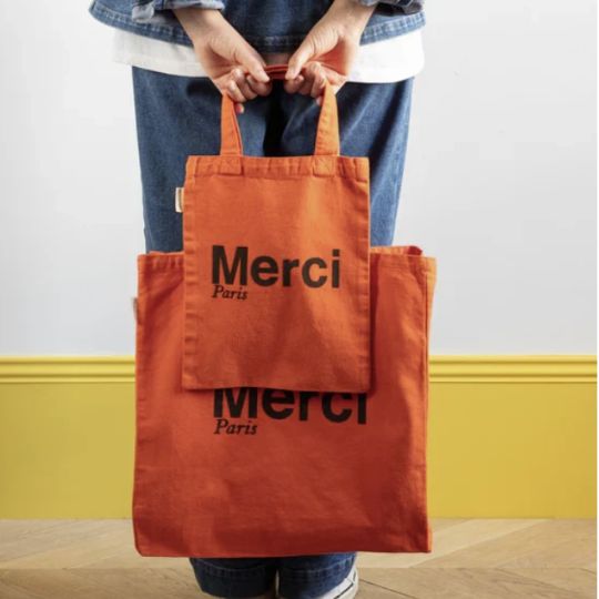 Merciのオーガニックコットンバッグ、温かみのある一枚