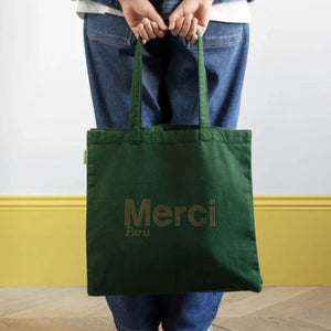 パリ発merciのグリーントートバッグ。100％オーガニックコットン使用、環境にもやさしい一枚です。